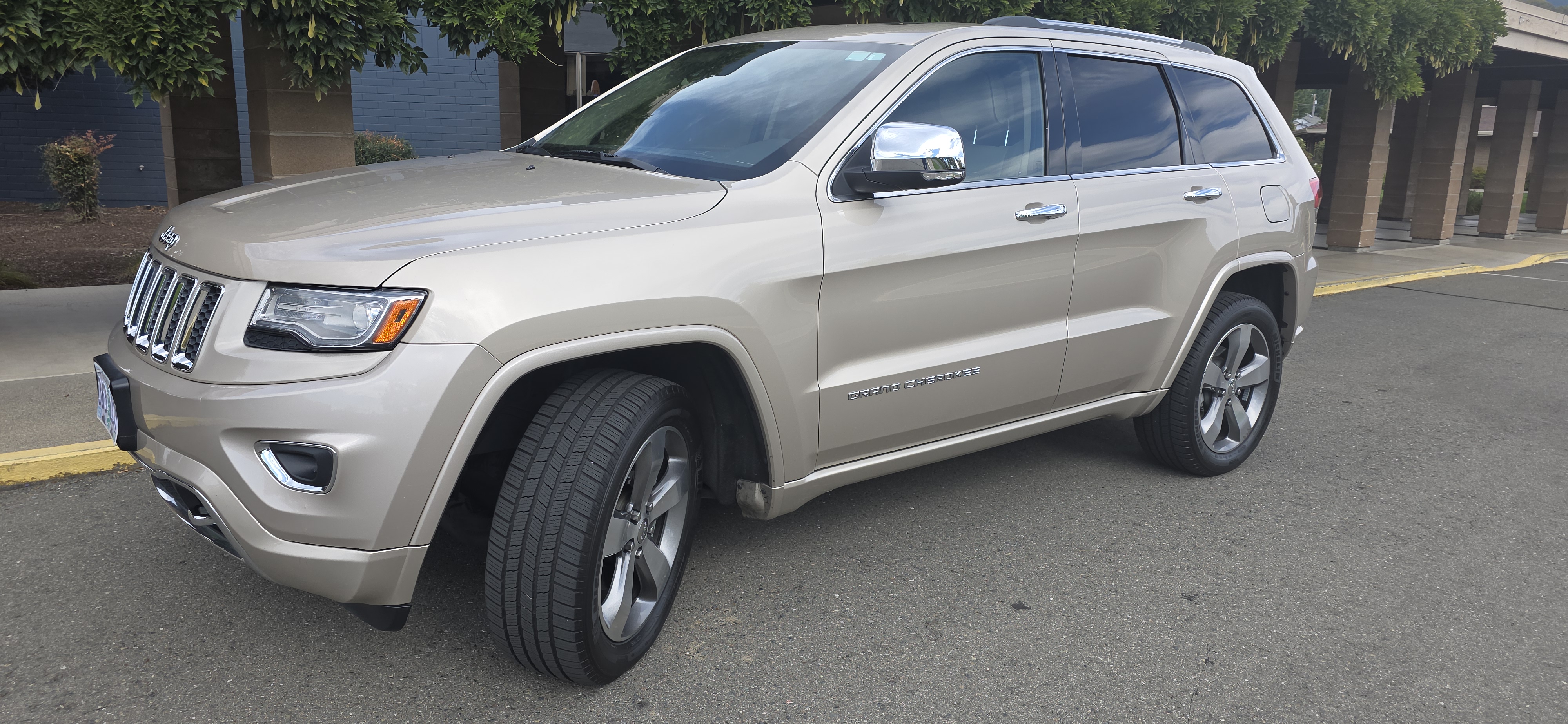 Used 2014 Jeep Grand Cherokee Overland w/ Advanced Technology Group AWD/4WD image 1
