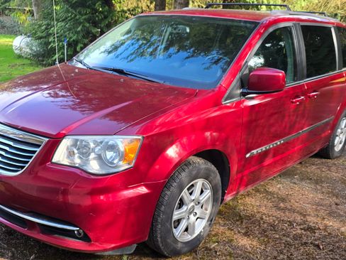 Used 2011 Chrysler Town & Country Touring w/ Driver Convenience Group image 5