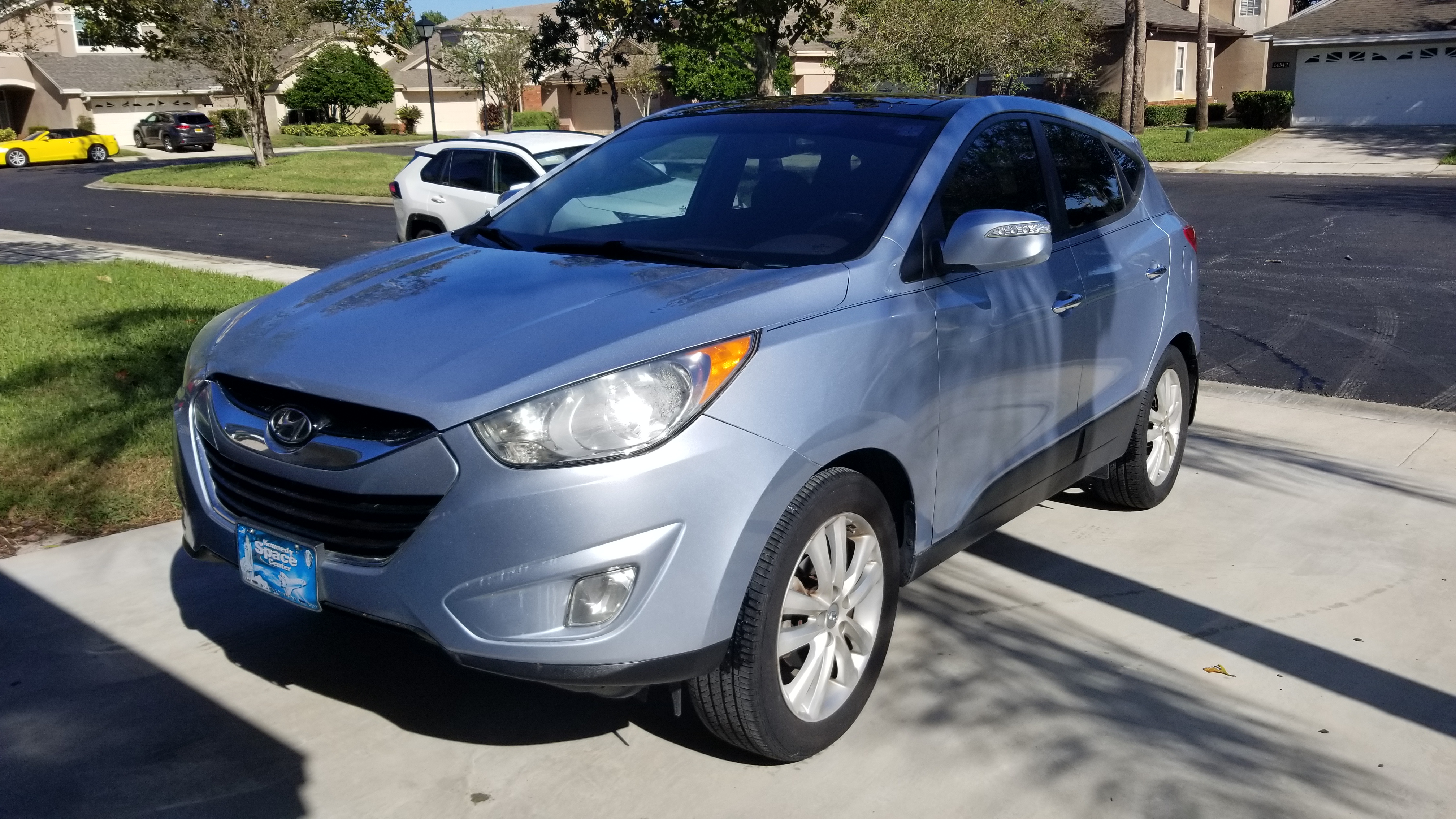 Used 2011 Hyundai Tucson Limited w/ Premium Pkg 3 FWD image 1