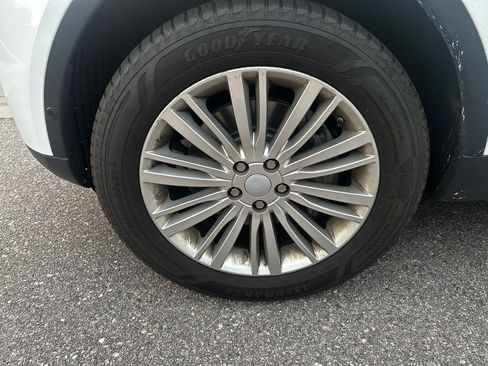 Used 2019 Land Rover Discovery SE AWD/4WD image 21