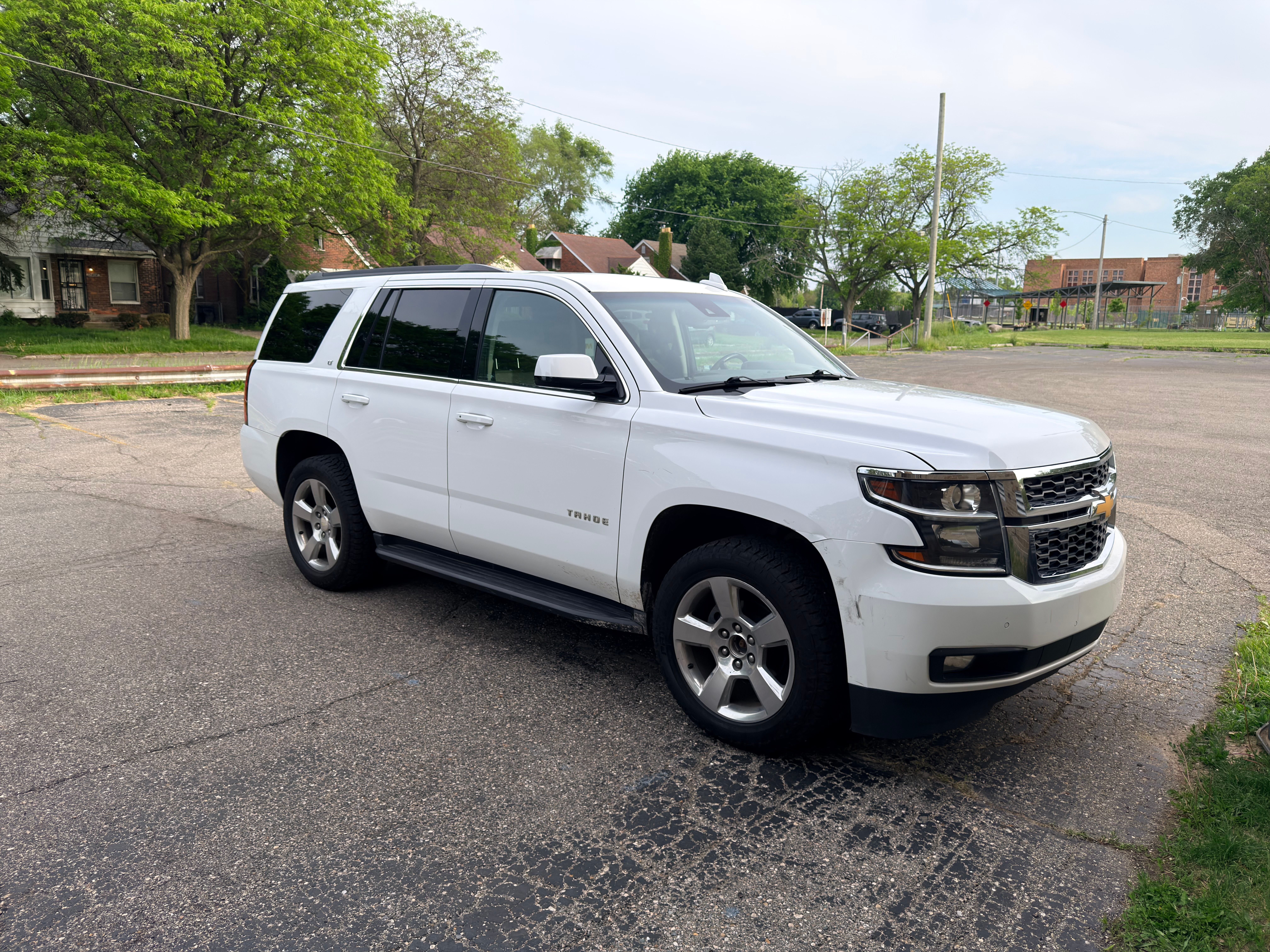 Used 2019 Chevrolet Tahoe LT w/ Luxury Package AWD/4WD image 2