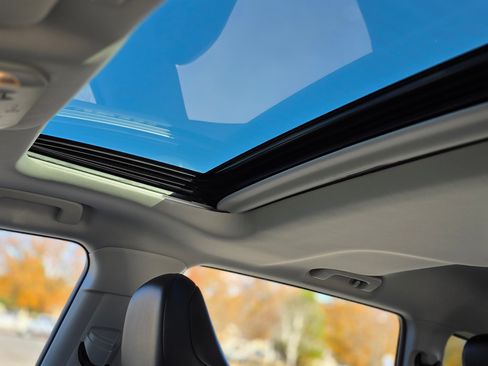 Used 2021 Toyota Highlander XLE image 19