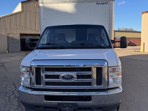 Used 2022 Ford E-350 and Econoline 350 Super Duty image 2