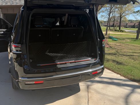 Used 2023 Jeep Grand Wagoneer Series II image 11