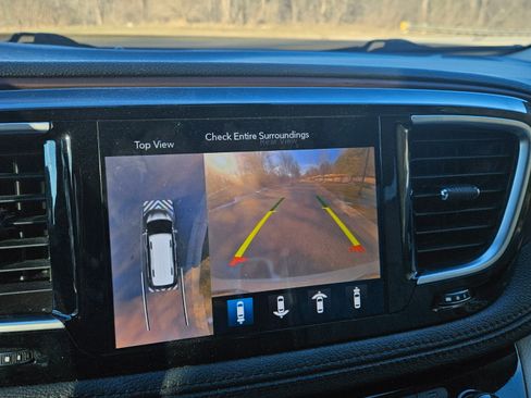 Used 2020 Chrysler Pacifica Limited image 11