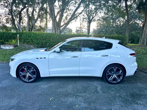 Used 2021 Maserati Levante AWD/4WD image 8