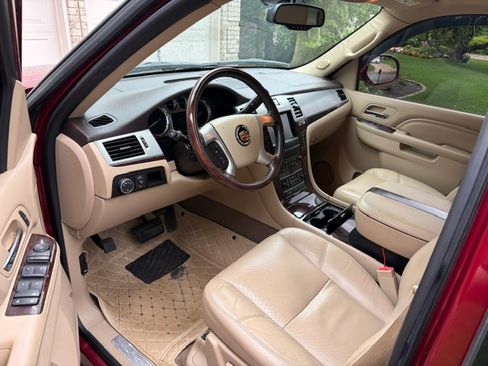 Used 2011 Cadillac Escalade Luxury AWD/4WD image 11