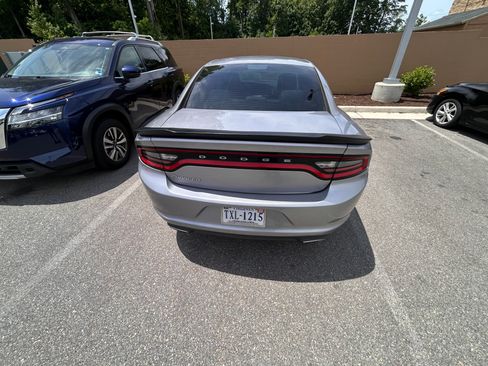 Used 2017 Dodge Charger SE RWD image 2
