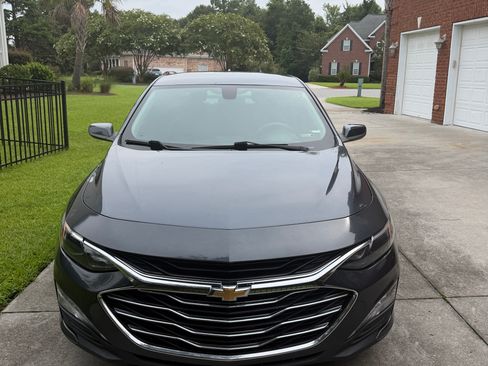 Used 2019 Chevrolet Malibu LT FWD image 2