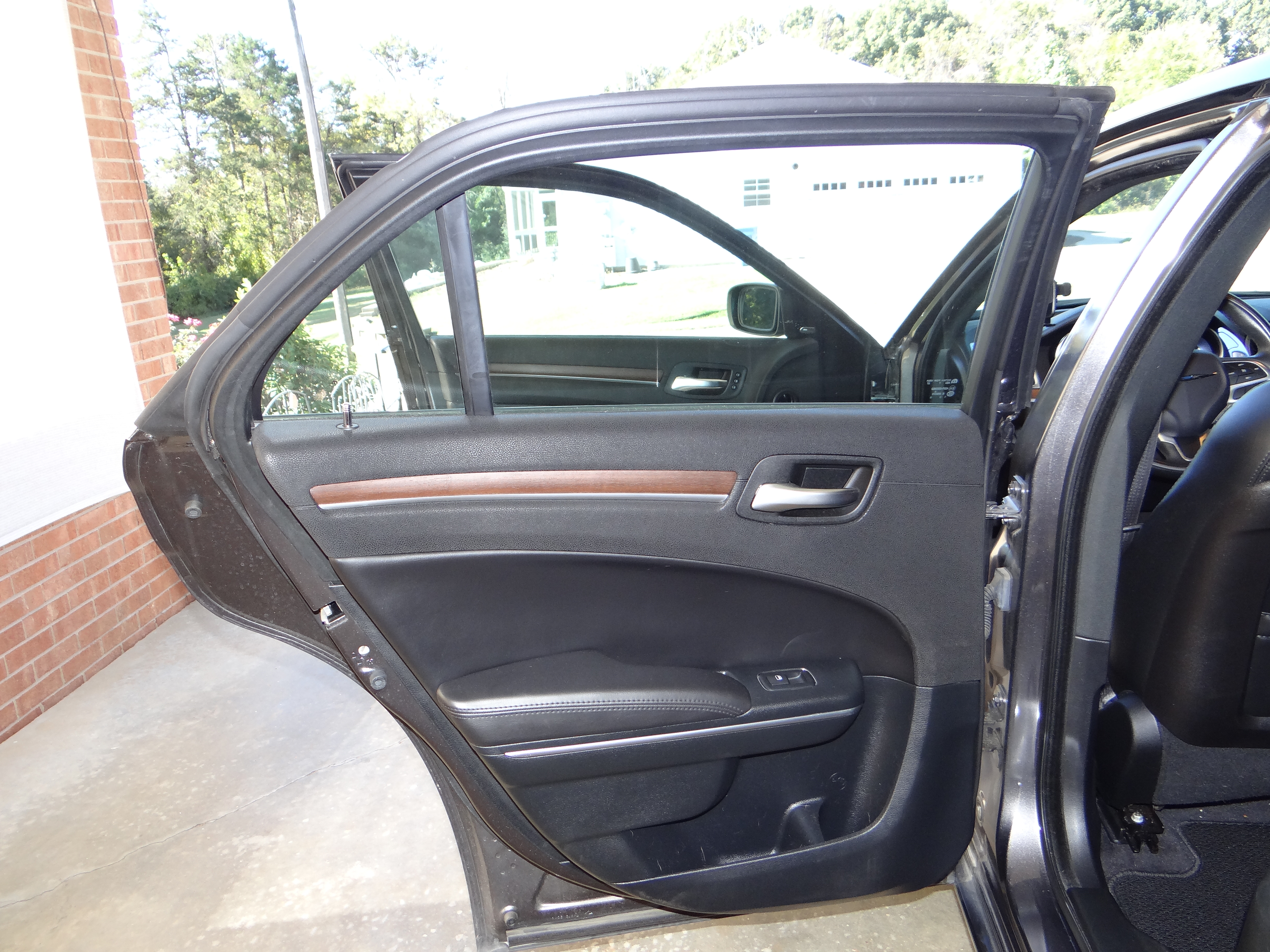 Used 2018 Chrysler 300 C RWD image 12