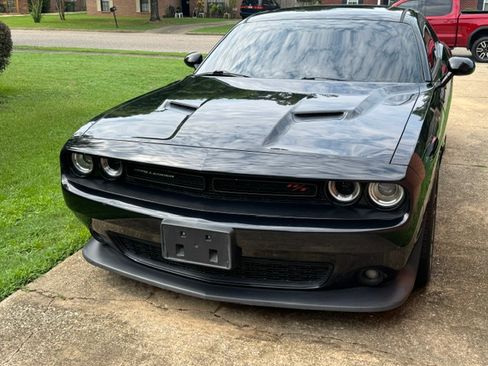 Used 2017 Dodge Challenger R/T Scat Pack w/ Leather Interior Group RWD image 2