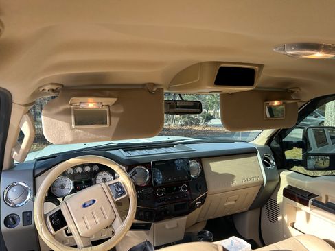 Used 2010 Ford F250 Lariat image 26