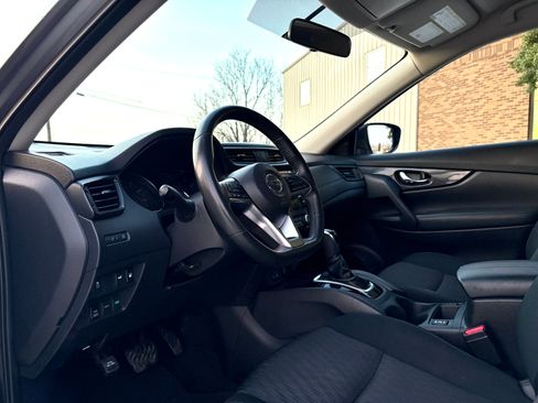 Used 2018 Nissan Rogue SV image 11