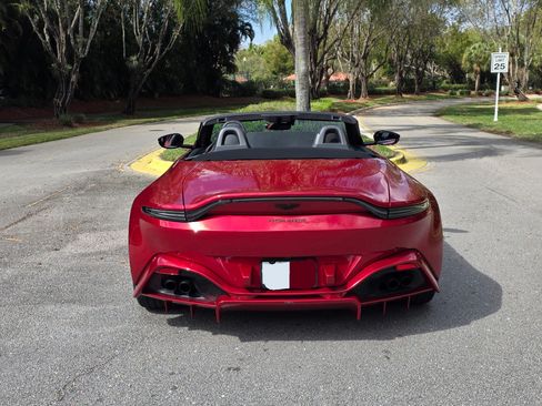 Used 2021 Aston Martin V8 Vantage Roadster image 9