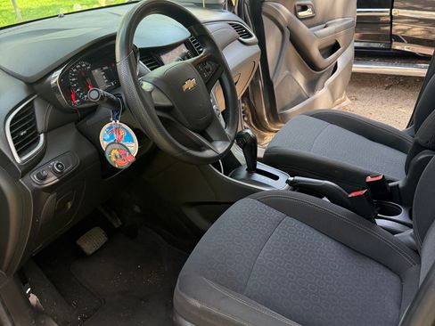 Used 2021 Chevrolet Trax LS FWD image 4