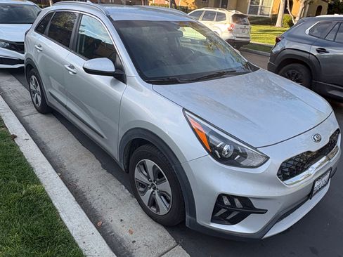 Used 2020 Kia Niro LX image 1