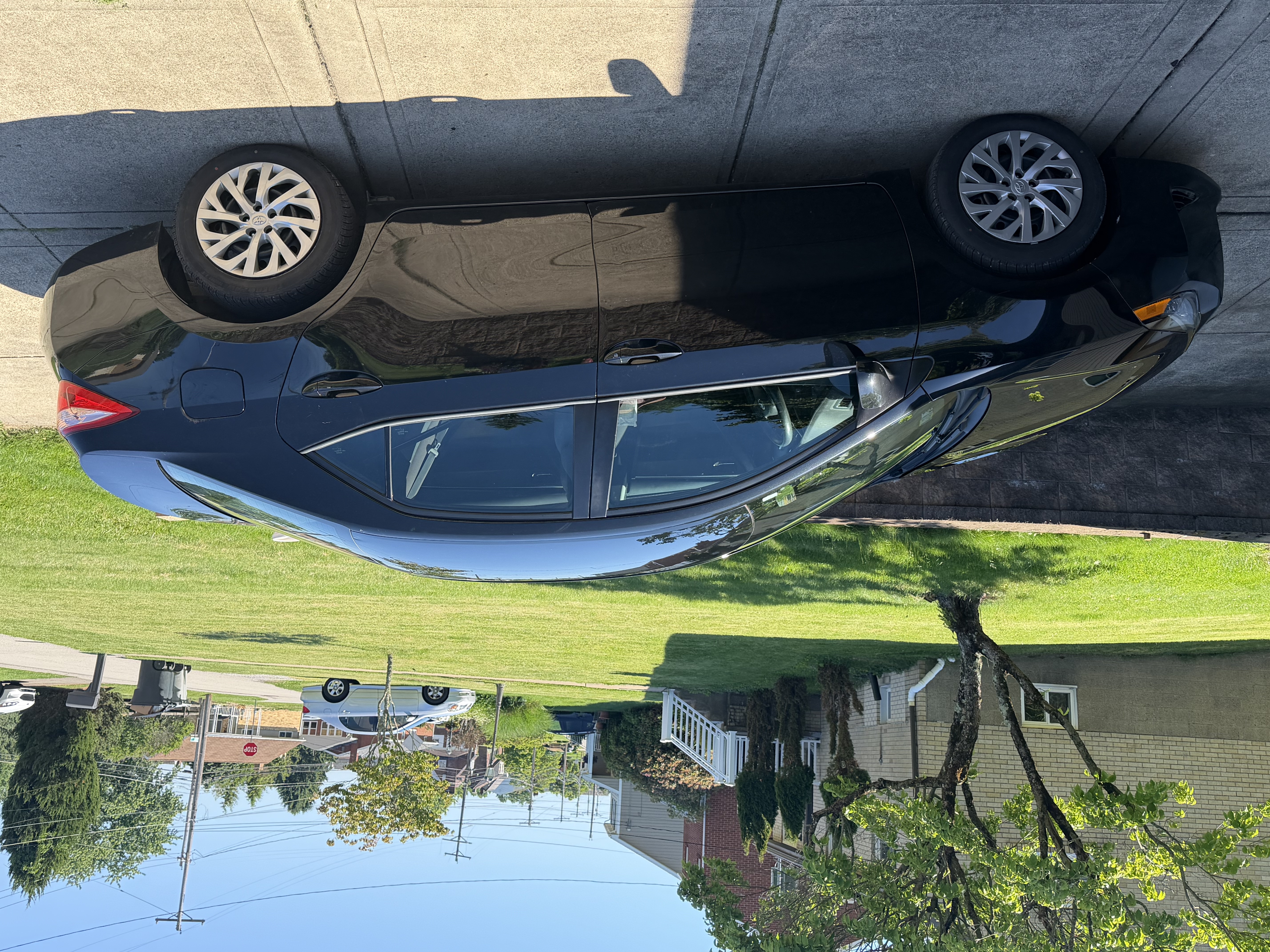 Used 2017 Toyota Corolla LE FWD image 1
