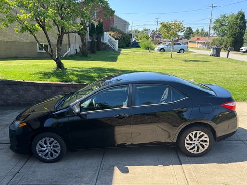 Used 2017 Toyota Corolla LE FWD image 1