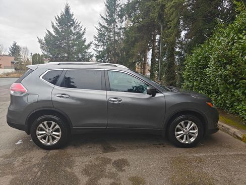 Used 2015 Nissan Rogue SV w/ SV Premium Package image 2