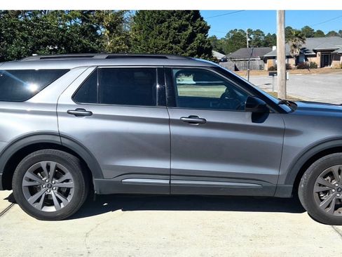 Used 2023 Ford Explorer XLT w/ Equipment Group 202A image 4