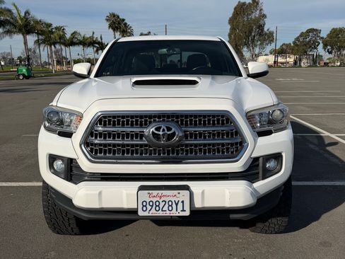 Used 2016 Toyota Tacoma TRD Sport image 2