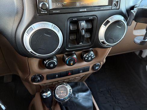 Used 2016 Jeep Wrangler Unlimited Sahara image 13