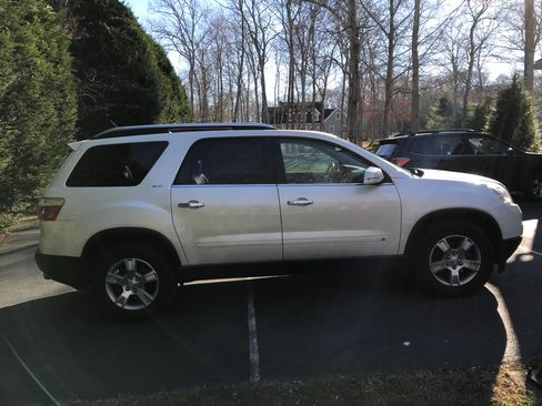 Used 2009 GMC Acadia SLT w/ Visibility Package image 4