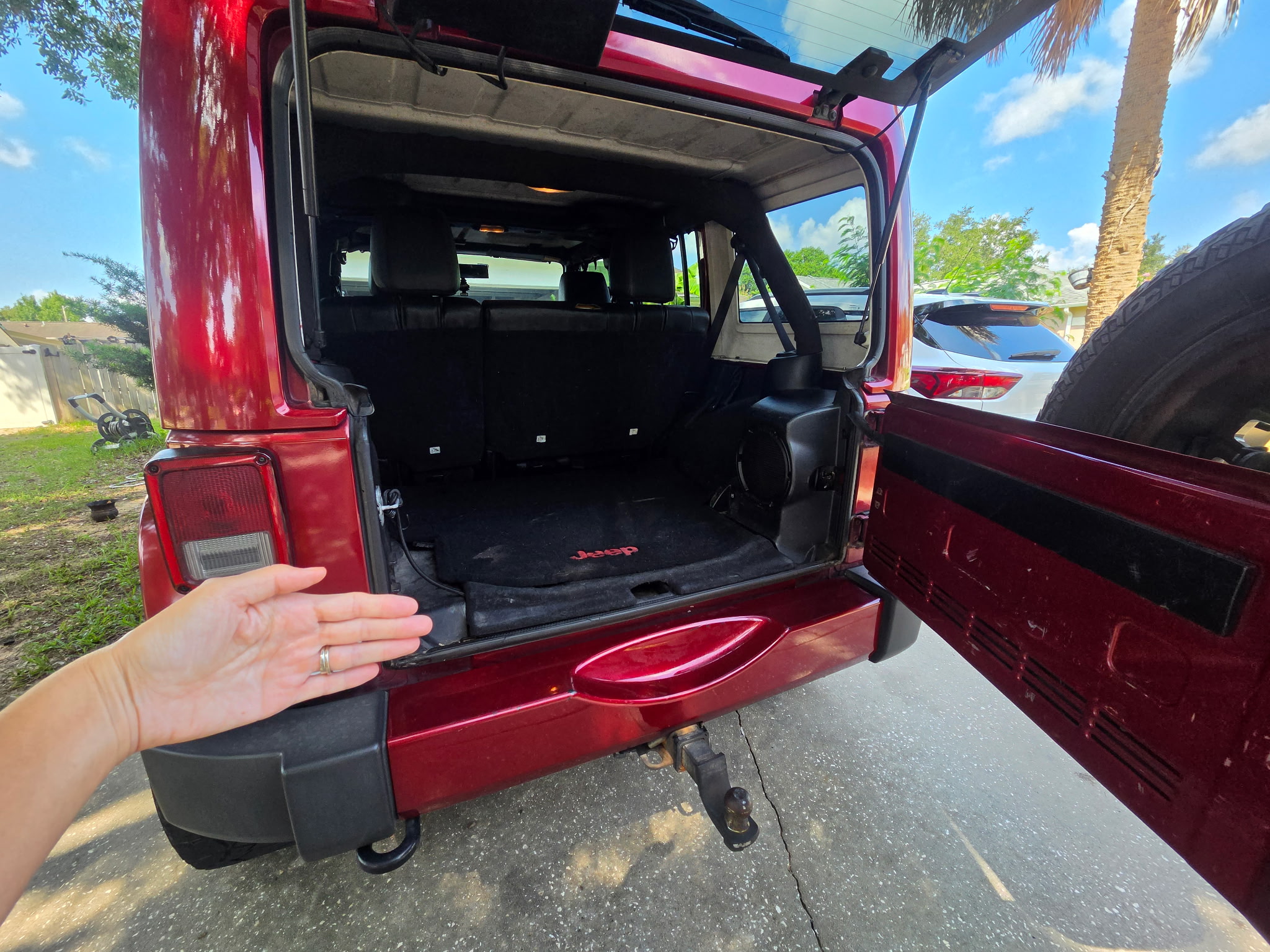 Used 2012 Jeep Wrangler Unlimited Sahara AWD/4WD image 11