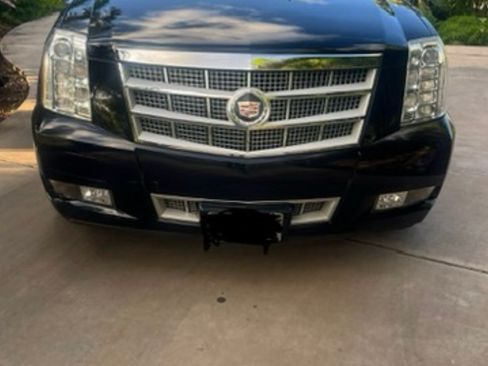 Used 2013 Cadillac Escalade Platinum image 2