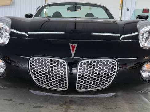 Used 2008 Pontiac Solstice Convertible w/ Premium Package RWD image 2