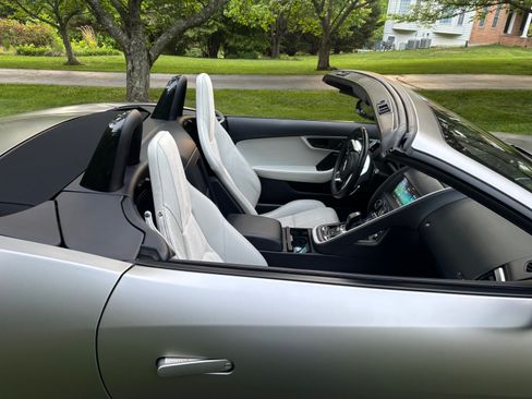 Used 2020 Jaguar F-TYPE Convertible RWD image 9