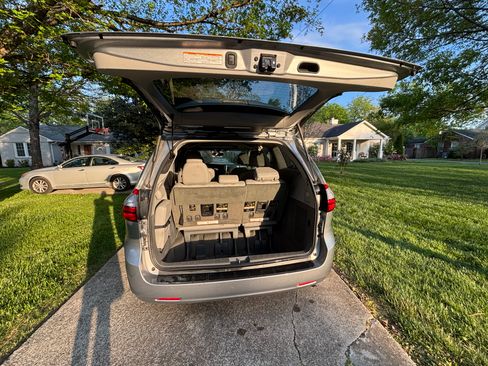 Used 2016 Toyota Sienna XLE image 9