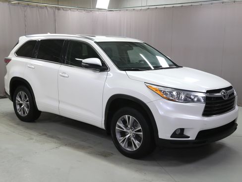 Used 2015 Toyota Highlander XLE image 1