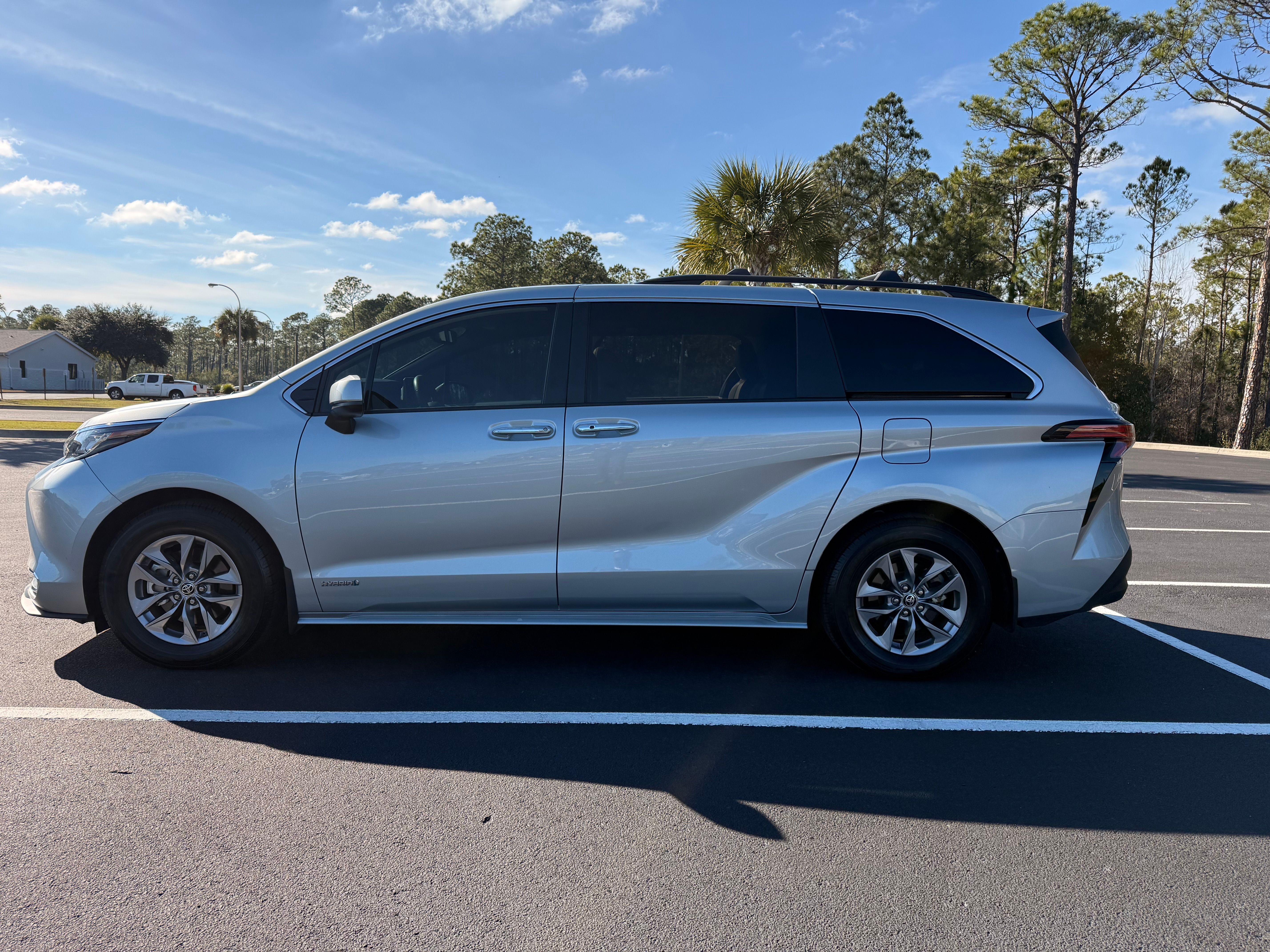 Used 2021 Toyota Sienna XLE w/ XLE Plus Package FWD image 6