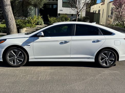 Used 2019 Hyundai Sonata Plug-In Hybrid image 2