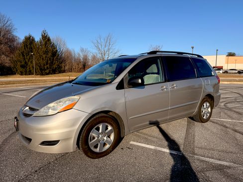 Used 2009 Toyota Sienna LE image 10