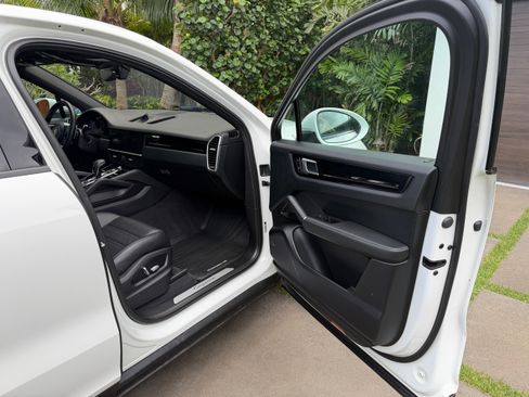 Used 2020 Porsche Cayenne image 10