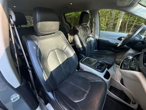 Used 2020 Chrysler Pacifica Limited w/ Advanced Safetytec Group FWD image 10