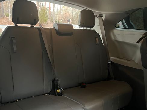 Used 2022 Toyota Sienna XLE FWD image 17