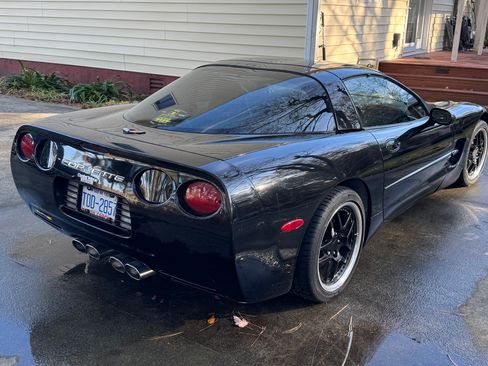 Used 2000 Chevrolet Corvette Coupe w/ Roof Pkg image 2