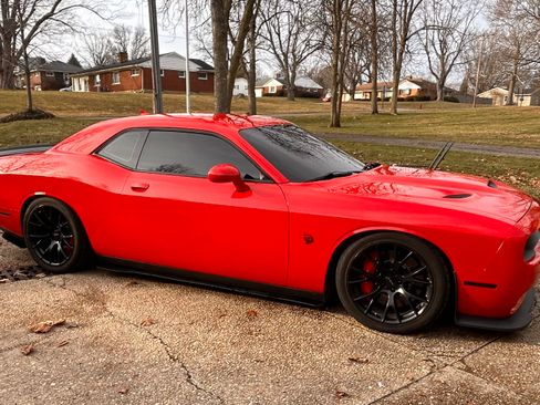 Used 2016 Dodge Challenger SRT Hellcat image 4