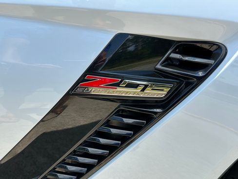 Used 2018 Chevrolet Corvette Z06 w/ Carbon 65 Edition RWD image 11