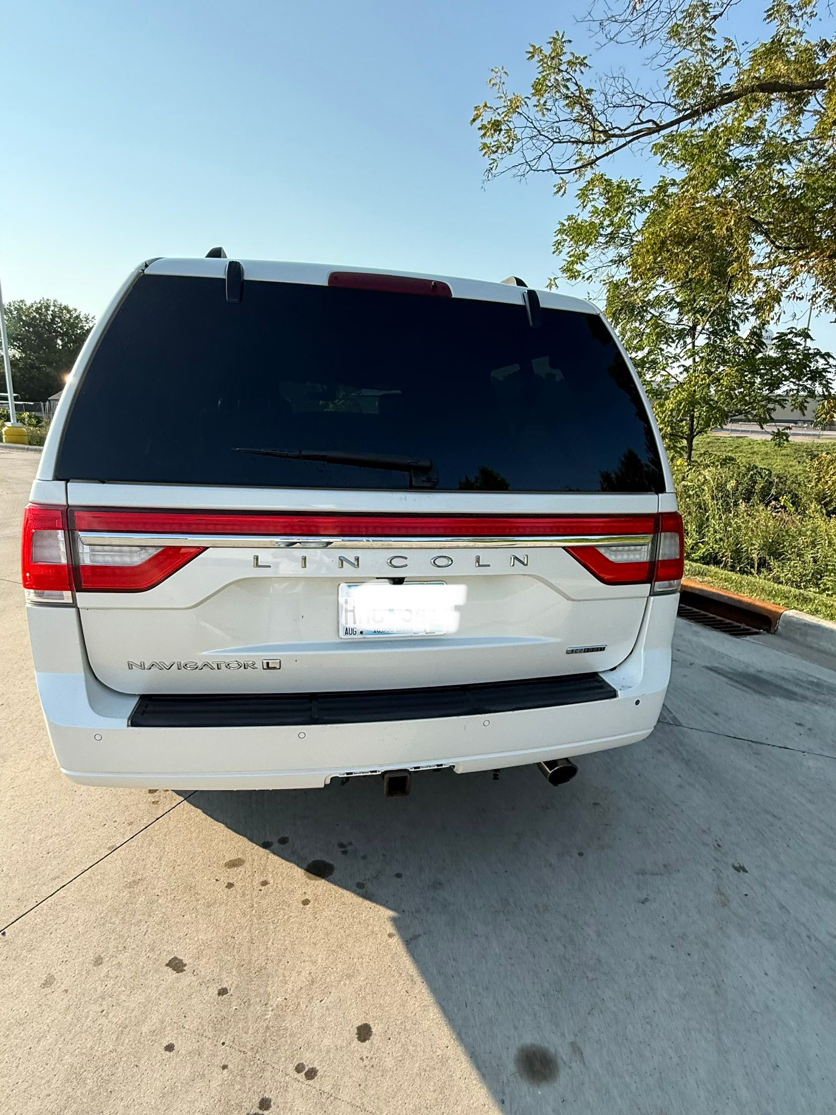 Used 2015 Lincoln Navigator L 4WD image 2