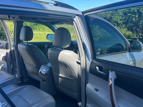 Used 2011 Toyota Highlander Limited w/ Preferred Accessory Pkg AWD/4WD image 11