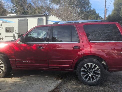 Used 2015 Lincoln Navigator 2WD image 2