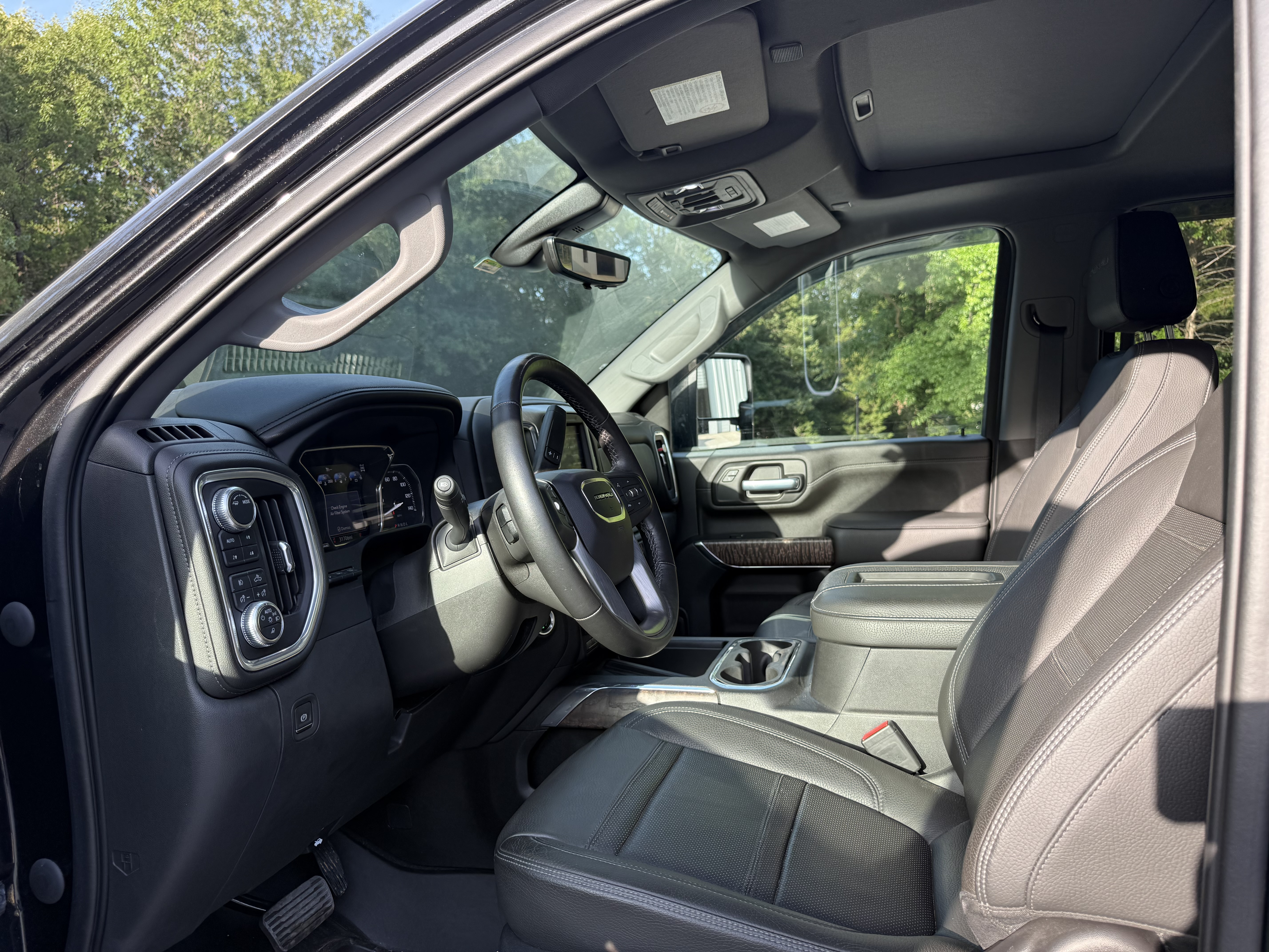 Used 2021 GMC Sierra 2500 Denali w/ Denali Black Diamond Edition AWD/4WD image 4