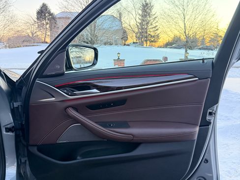 Used 2023 BMW M550i xDrive w/ Dynamic Handling Package image 21