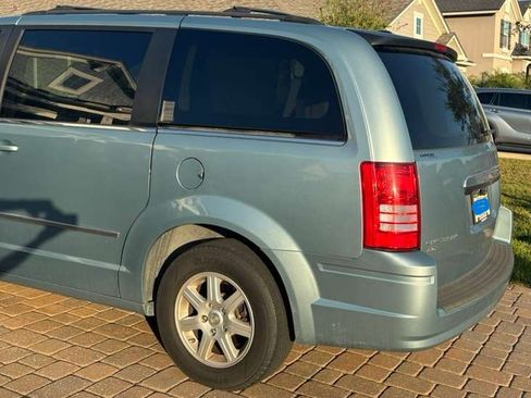 Used 2010 Chrysler Town & Country Touring image 4