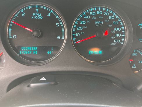 Used 2013 Chevrolet Suburban LT image 2