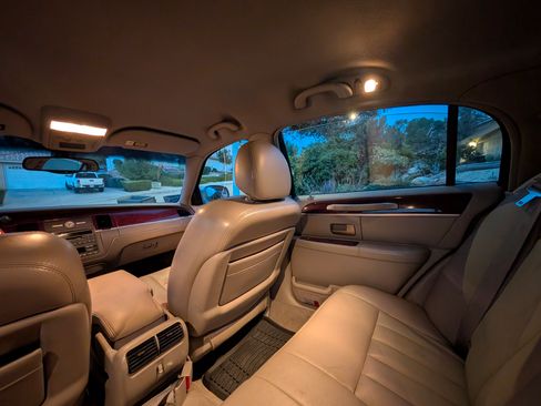 Used 2003 Lincoln Town Car Signature image 5